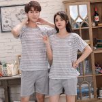 Pyjama deux pièces t-shirt blanc rayé gris et short gris